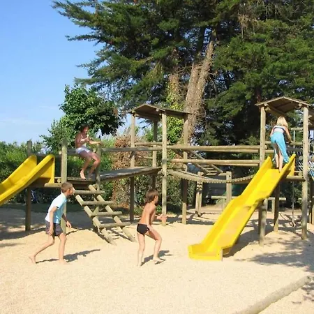 Camping 4 Etoiles - Piscine - Efciab * Soullans